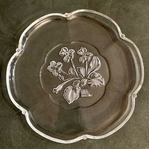 Vintage. New Mikasa crystal etched glass plate with a floral pattern.